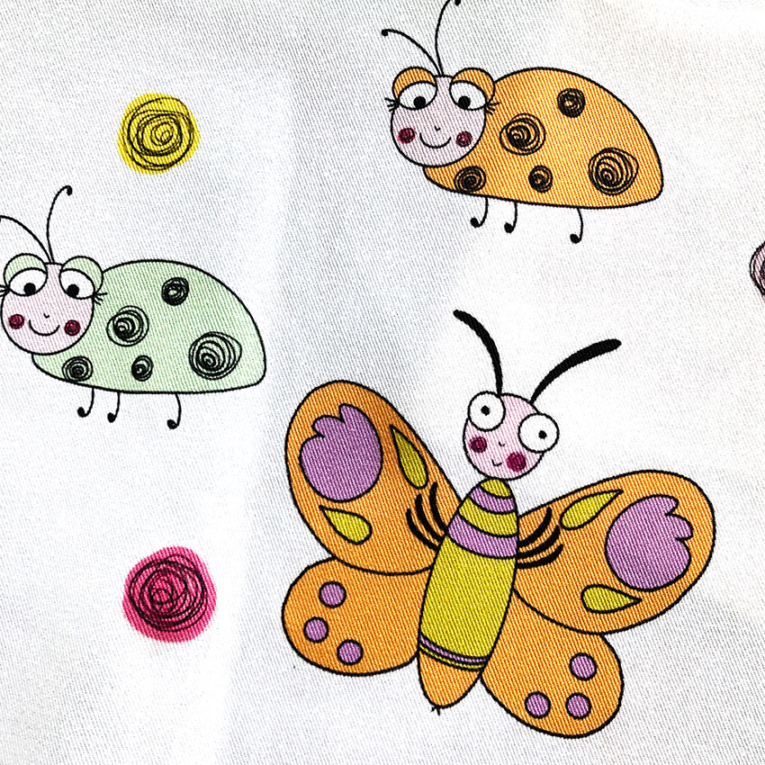 tissu inclus dans le kit pour coudre un petit sac ou tote-bag taille enfant motifs papillons coccinelles abeilles Fil à broder et toile inclus pour broder un prénom ou petit mot Design Anne Da Cunha-Guillegault en exclusivité pour la marque An'imato