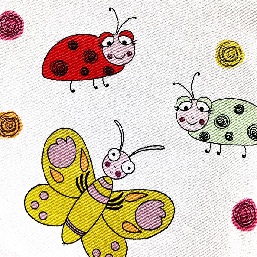 tissu inclus dans le kit pour coudre un petit sac ou tote-bag taille enfant motifs papillons coccinelles abeilles Fil à broder et toile inclus pour broder un prénom ou petit mot Design Anne Da Cunha-Guillegault en exclusivité pour la marque An'imato