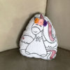 Coussin licorne Belle Pink positionné sur un canapé et réalisé avec le kit imaginé par Anne Da Cunha-Guillegault pour la marque An'imato