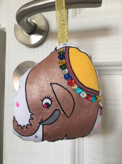 Porte-clés en tissu éléphant cousu et colorié du kit créé par An'imato