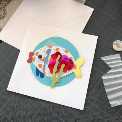 Collage du poisson sur sa carte du kit papier animaux imaginé par An'imato