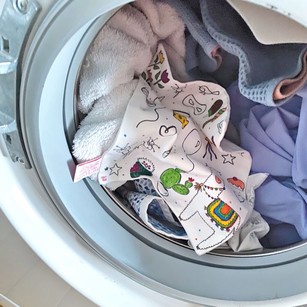 lavage en machine ou à la main. Feuille en tissu lavable qui passe à la machine à laver à 30° avec le linge habituel - Design Anne Da Cunha-Guillegault en exclusivité pour la marque An'imato