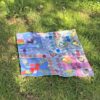 Tapis de jeu ludo en tissu posé sur du gazon - Design Anne Da Cunha-Guillegault pour la marque An'imato