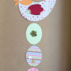 Kit Créatif spécial PÂQUES - Fabrique 1 guirlande en papiers avec une poule et des œufs – Image 2