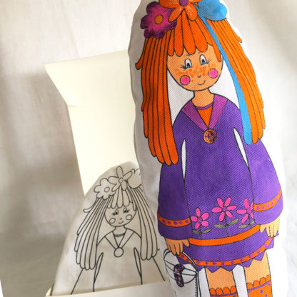 Box poupée Melody et exemple de poupée peinte avec cheveux orange et robe violette Design An'imato