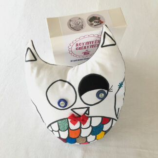 Le kit coussin Hibou à personnaliser et le coussin terminé imaginé par Anne Da Cunha-Guillegault pour la marque An'imato
