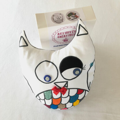 Le kit coussin Hibou à personnaliser et le coussin terminé imaginé par Anne Da Cunha-Guillegault pour la marque An'imato