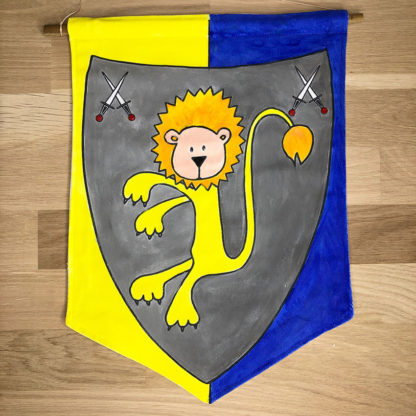 Exemple d'un blason lion peint en jaune bleu et gris près à suspendre Design An'imato
