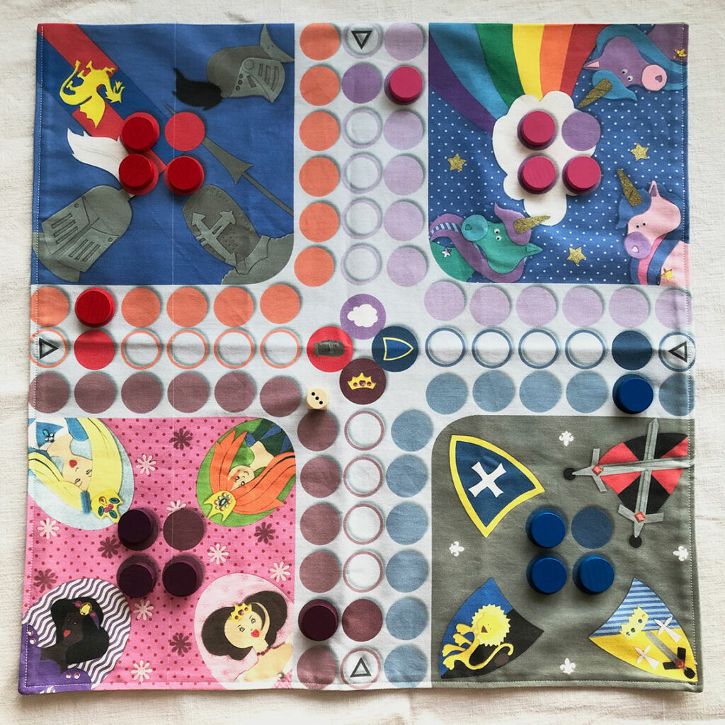 Tapis du jeu de ludo en tissu créé par An'imato avec les pions en bois