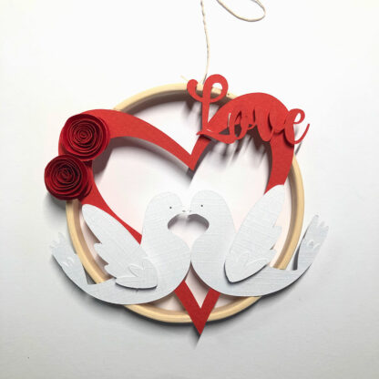 Kit Love monté avec cercle en bambou et coeur et colombes en papier