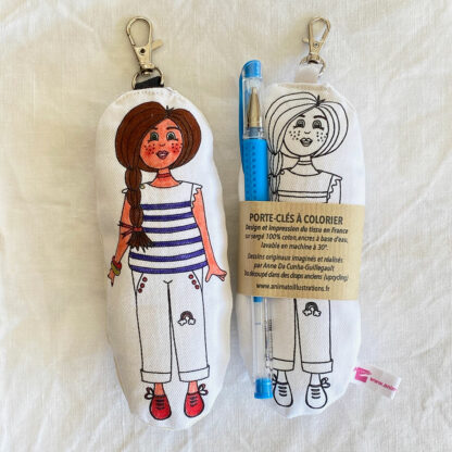 mini kit porte-clés poupée Mila en tissu à colorier avec stylo gel imaginé par Anne Da Cunha-Guillegault en exclusivité pour la marque An'imato