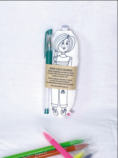 mini kit porte-clés poupée Mila en tissu à colorier avec stylo gel imaginé par Anne Da Cunha-Guillegault en exclusivité pour la marque An'imato
