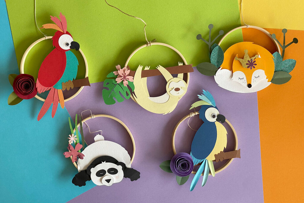 Cercles thème animaux en papiers découpés imaginés par Anne Da Cunha-Guillegault pour la marque An'imato Perroquet rouge, paresseux, renard, panda, perroquet bleu