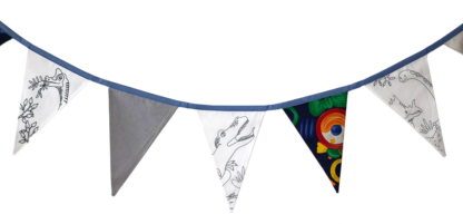 Guirlande en tissu avec 3 fanions illustrés de dinosaures Création Anne Da Cunha-Guillegault pour la marque An'imato