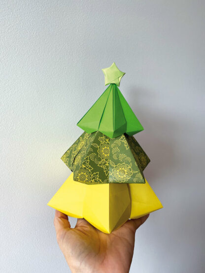 sapin en papier réalisé avec la technique de pliage de papiers origami réalisé par Anne Da Cunha-Guillegault pour les ateliers de Noël