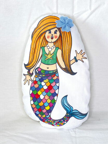 Le coussin sirène décoré avec feutres sequins, perles, feutrine du kit coussin à personnaliser imaginé par Anne Da Cunha-Guillegault en exclusivité pour la marque An'imato
