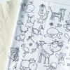 tissu illustré animaux et dinosaures créé par Anne Da Cunha-Guillegault pour la marque An'imato et tissu recyclé uni pour le kit Tote-bag à coudre