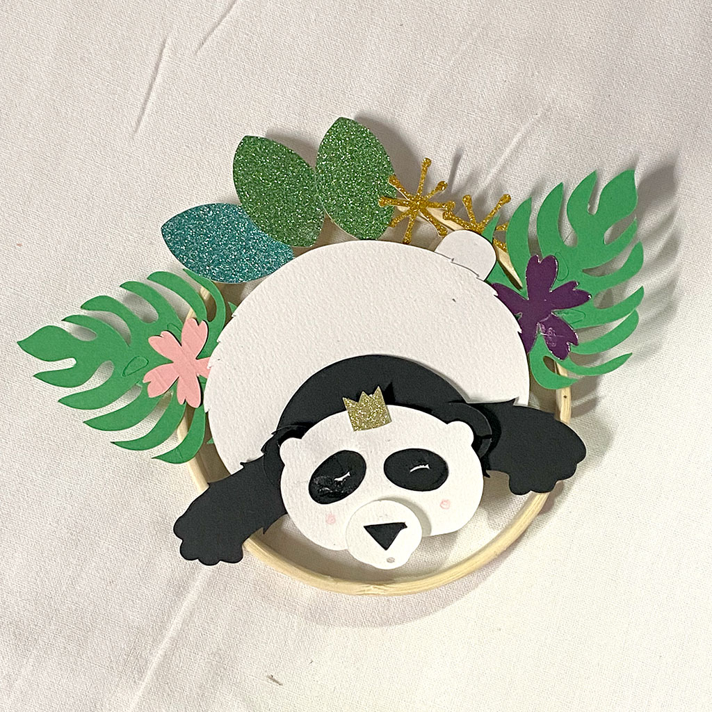 Cercle décoratif panda en papier réalisé en atelier