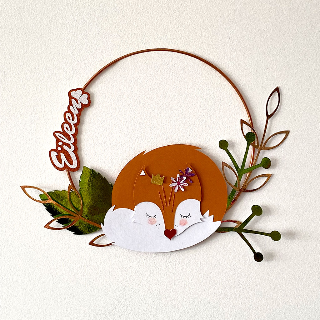 Cercle décoratif personnalisé avec un renard endormi et un prénom en papiers découpés Design Anne Da Cunha-Guillegault pour An'imato