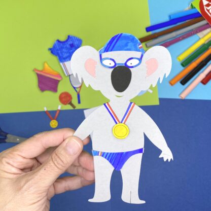 Détail du kit Habille ton koala avec le koala en papier habillé en nageur avec une médaille d'or Design Anne Da Cunha-Guillegault pour la marque An'imato