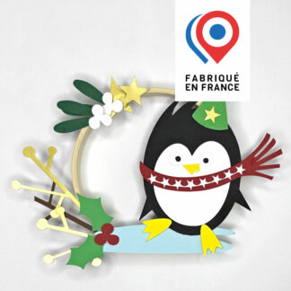 Cercle décoratif spécial Noël avec un pingouin sur la glace et du feuillage d'hiver en papiers découpés Design Anne Da Cunha-Guillegault pour An'imato