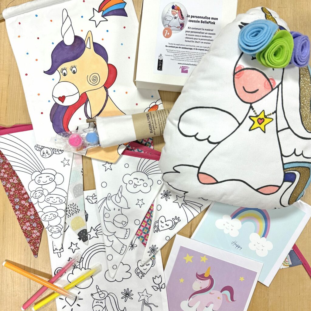 sélection sur le thème licorne chez An'imato : blason à peindre, fanions en tissu à colorier, coussin à personnaliser, carte postale