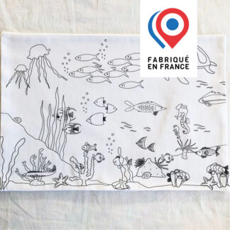 Set de table en tissu à colorier motifs fonds marins poissons algues coraux tortue Dessins imaginés par Anne Da Cunha-Guillegault en exclusivité pour la marque An'imato