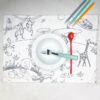 Avec bol et couverts pour manger Set de table en tissu à colorier motifs savane girafe zébrez hippopotame crocodile singes Dessins imaginés par Anne Da Cunha-Guillegault en exclusivité pour la marque An'imato