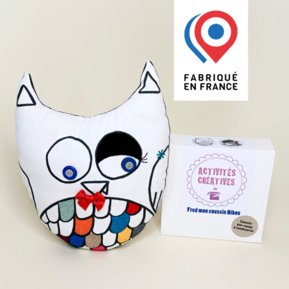 Le kit coussin Hibou à personnaliser et le coussin terminé imaginé par Anne Da Cunha-Guillegault pour la marque An'imato