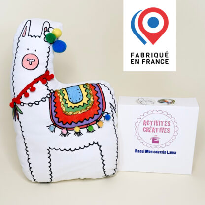 Le kit coussin lama à personnaliser et le coussin terminé imaginé par Anne Da Cunha-Guillegault pour la marque An'imato