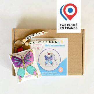 kit pour fabriquer son cadeau Merci maîtresse merci maître ou ATSEM avec un porte-clés papillon en tissu à colorier, des stylos gel et des perles lettre alphabet imaginé par Anne Da Cunha-Guillegault en exclusivité pour la marque An'imato
