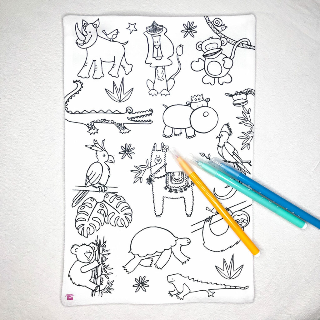 feuille en tissu à colorier lavable réutilisable motifs animaux de la savane crocodile rhinocéros singe lion unau perroquet Design Anne Da Cunha-Guillegault en exclusivité pour la marque An'imato Fabriqué en France motifs exclusifs