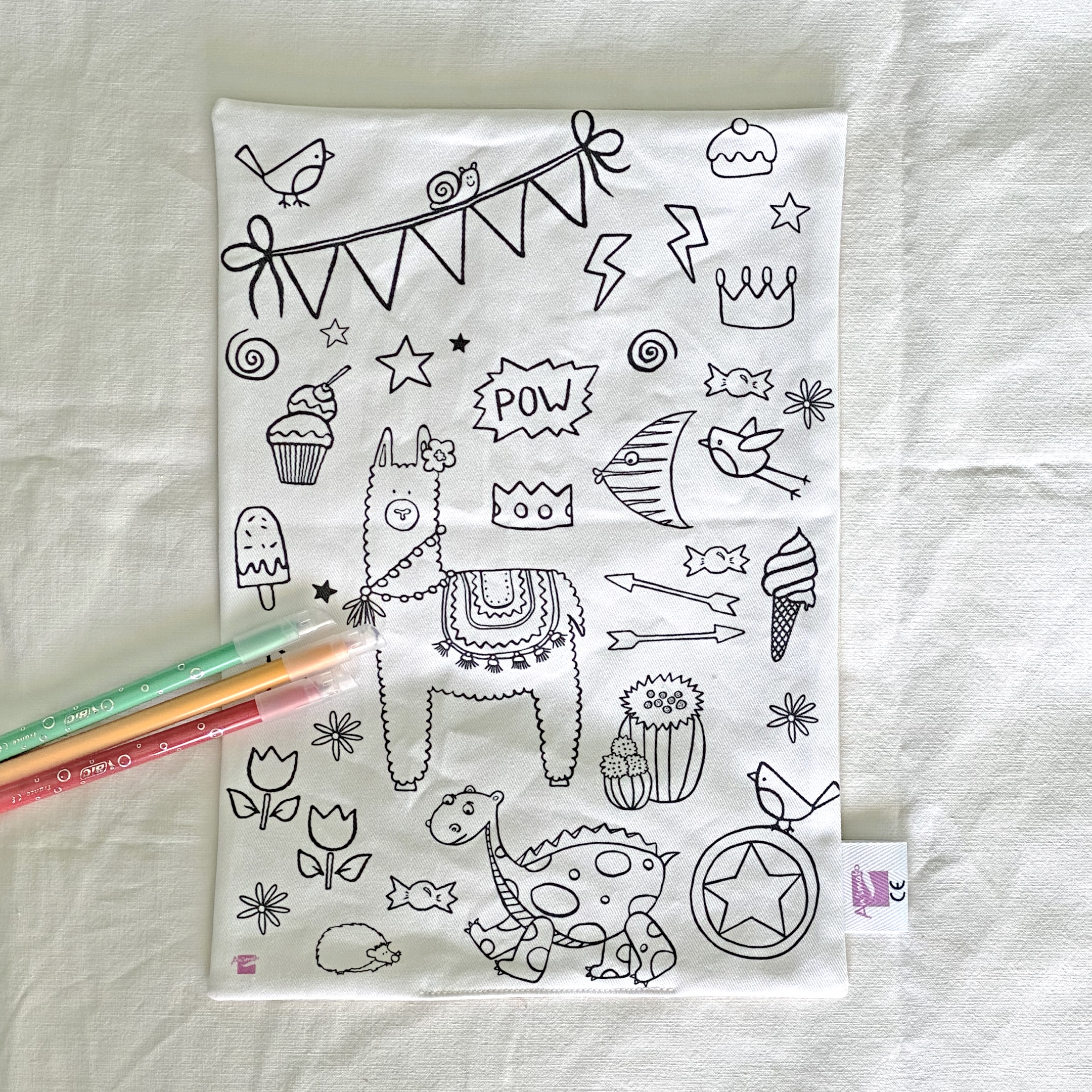 feuille en tissu à colorier lavable réutilisable motifs lama dinosaure Design Anne Da Cunha-Guillegault en exclusivité pour la marque An'imato Fabriqué en France motifs exclusifs