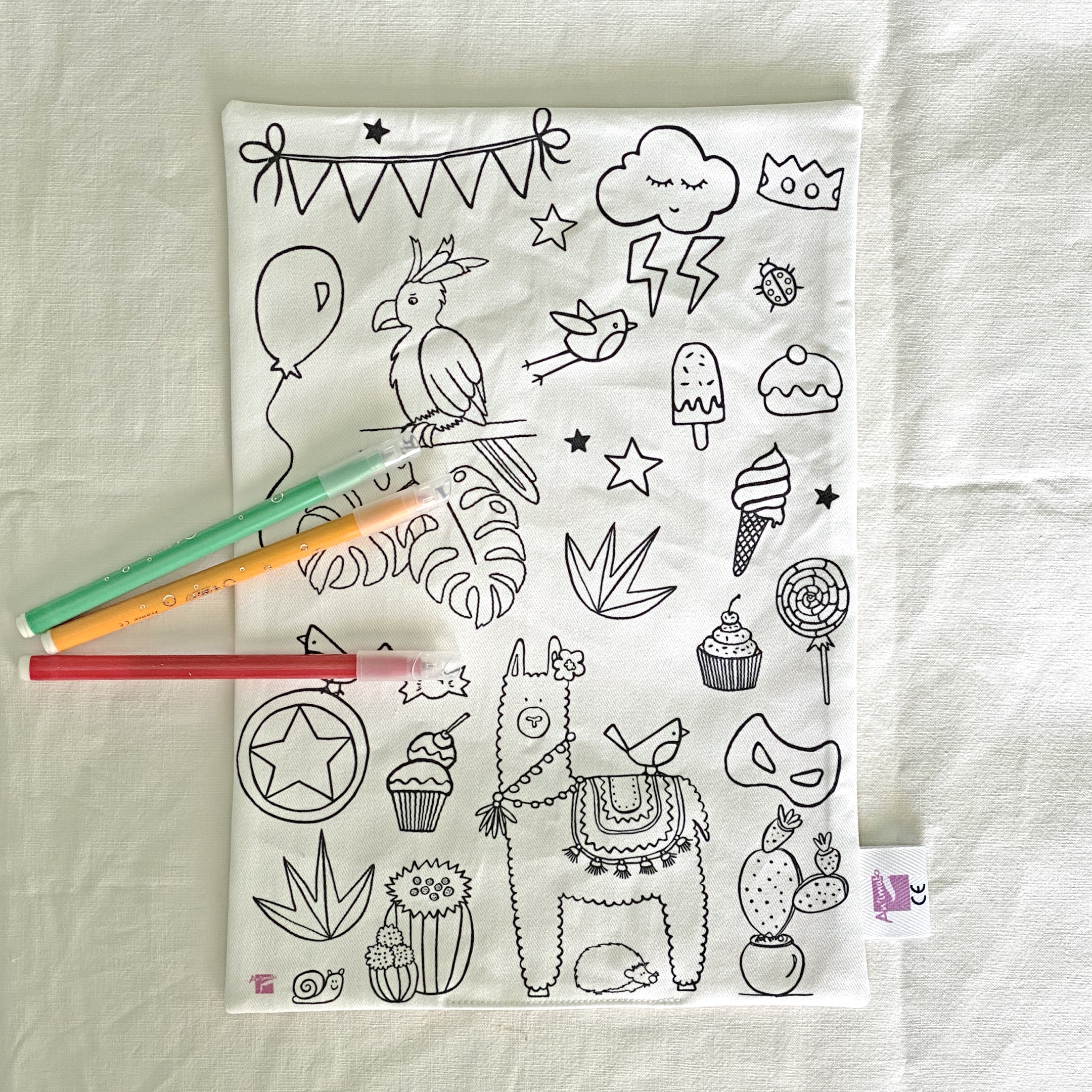 feuille en tissu à colorier lavable réutilisable motifs lama perroquet Design Anne Da Cunha-Guillegault en exclusivité pour la marque An'imato Fabriqué en France motifs exclusifs