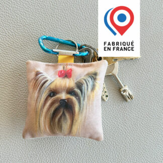 Porte-clés en tissu imprimé avec un chien yorkshire dessiné par Anne Da Cunha-Guillegault en exclusivité pour la marque An'imato