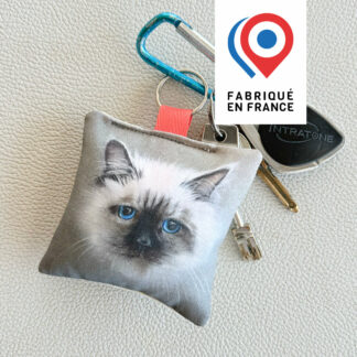 Porte-clés en tissu imprimé avec un chat Ragdoll dessiné par Anne Da Cunha-Guillegault en exclusivité pour la marque An'imato