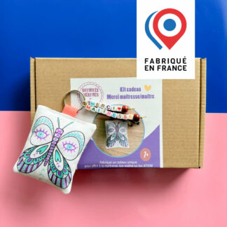 kit pour fabriquer son cadeau Merci maîtresse merci maître ou ATSEM avec un porte-clés papillon en tissu à colorier, des stylos gel et des perles lettre alphabet imaginé par Anne Da Cunha-Guillegault en exclusivité pour la marque An'imato