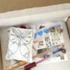 kit pour fabriquer son cadeau Merci maîtresse merci maître ou ATSEM avec un porte-clés papillon en tissu à colorier, des stylos gel et des perles lettre alphabet imaginé par Anne Da Cunha-Guillegault en exclusivité pour la marque An'imato