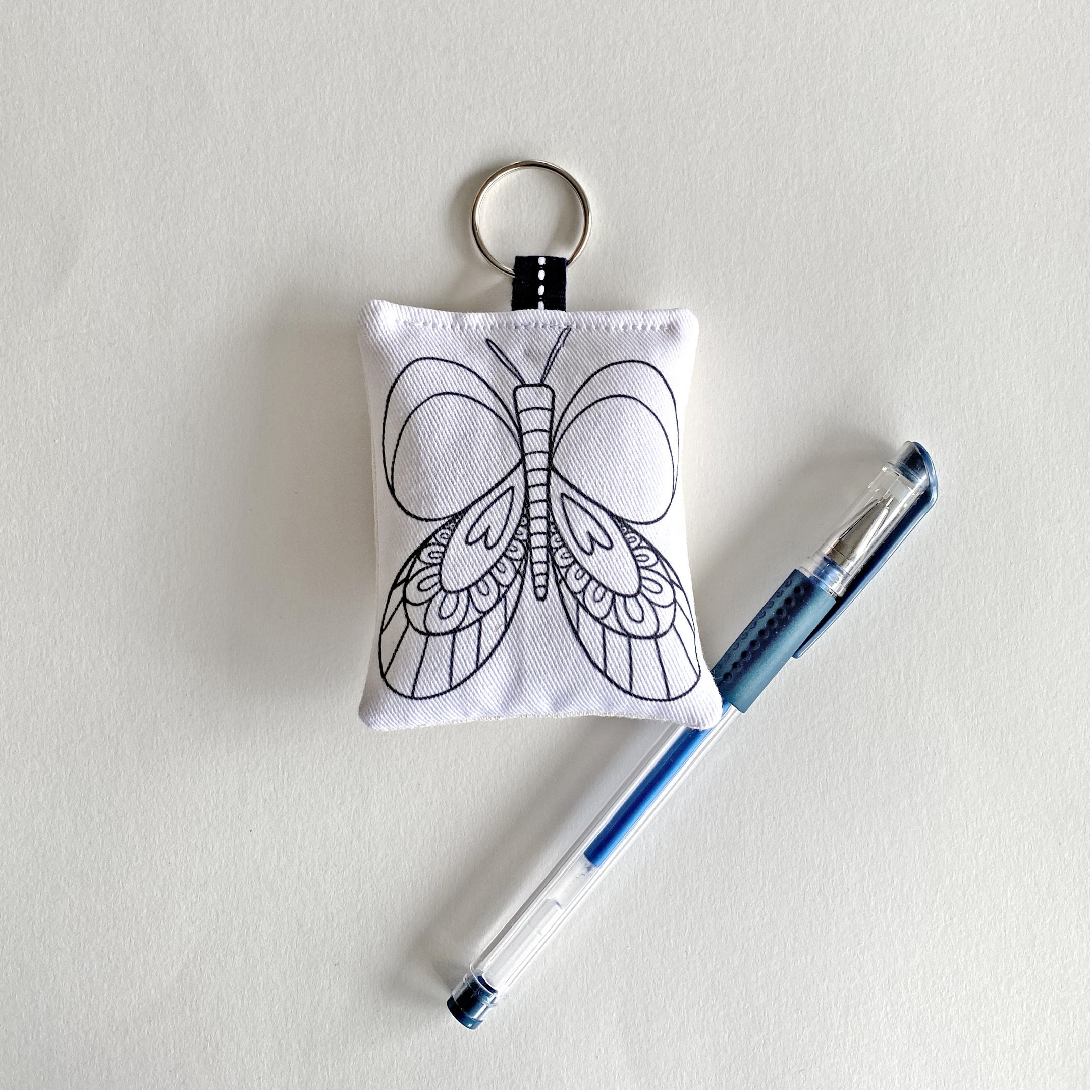 porte-clés papillon en tissu à colorier lavable imaginé par Anne Da Cunha-Guillegault en exclusivité pour la marque An'imato idée cadeau