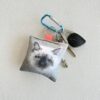Porte-clés en tissu imprimé avec un chat Ragdoll dessiné par Anne Da Cunha-Guillegault en exclusivité pour la marque An'imato