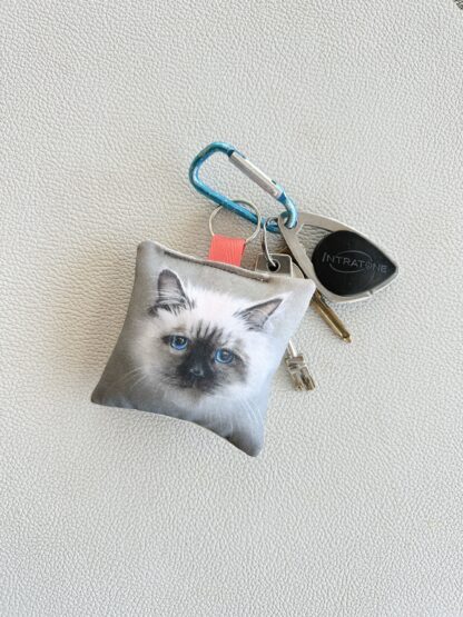 Porte-clés en tissu imprimé avec un chat Ragdoll dessiné par Anne Da Cunha-Guillegault en exclusivité pour la marque An'imato