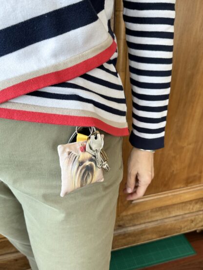 Porte-clés en tissu imprimé avec un chien yorkshire dessiné par Anne Da Cunha-Guillegault en exclusivité pour la marque An'imato