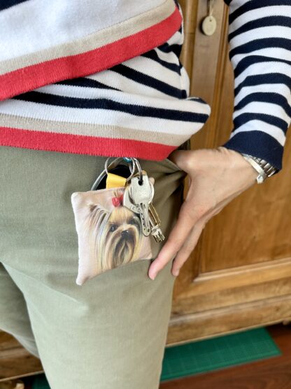 Porte-clés en tissu imprimé avec un chien yorkshire dessiné par Anne Da Cunha-Guillegault en exclusivité pour la marque An'imato