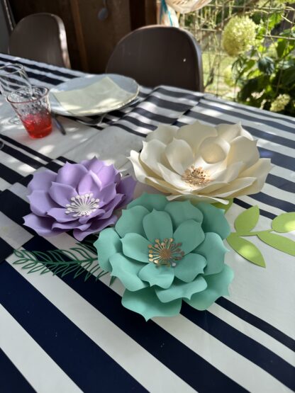fleurs géantes en papier pour déco de table anniversaire réalisées par Anne Da Cunha-Guillegault