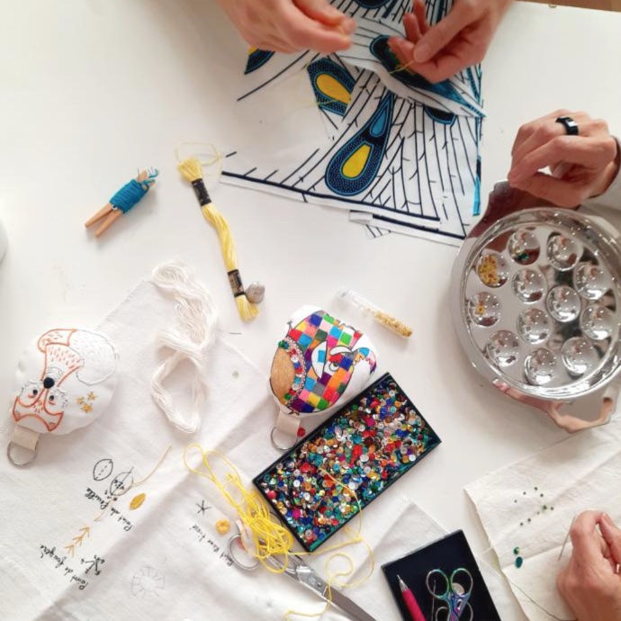 atelier broderie créative points de broderie de base techniques mixtes broderie sur tissu, sur feutrine, sequin, photo, patch décoratif animé par Anne Da Cunha-Guillegault