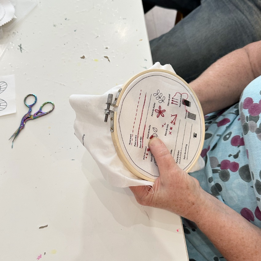 atelier découverte broderie créative repartez avec un exemple de points de broderie de base Atelier animé par Anne Da Cunha-Guillegault
