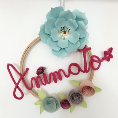 fleur géante en papier pour déco d'un cercle avec logo marque An'imato réalisé par Anne Da Cunha-Guillegault
