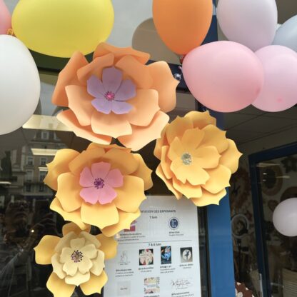 fleurs géantes en papier pour déco de vitrine évènement créateurs réalisées par Anne Da Cunha-Guillegault