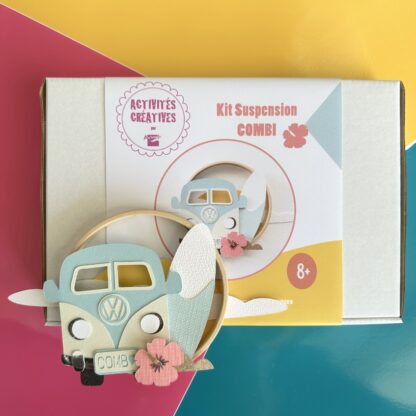 Kit cercle thème vacances avec un combi et une planche de surf en papiers découpés avec cercle collé imaginé par Anne Da Cunha-Guillegault en exclusivité pour la marque An'imato