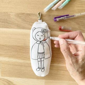 Porte-clés ou accroche porte en tissu motif chaperon colorié imaginé par Anne Da Cunha-Guillegault en exclusivité pour la marque An'imato
